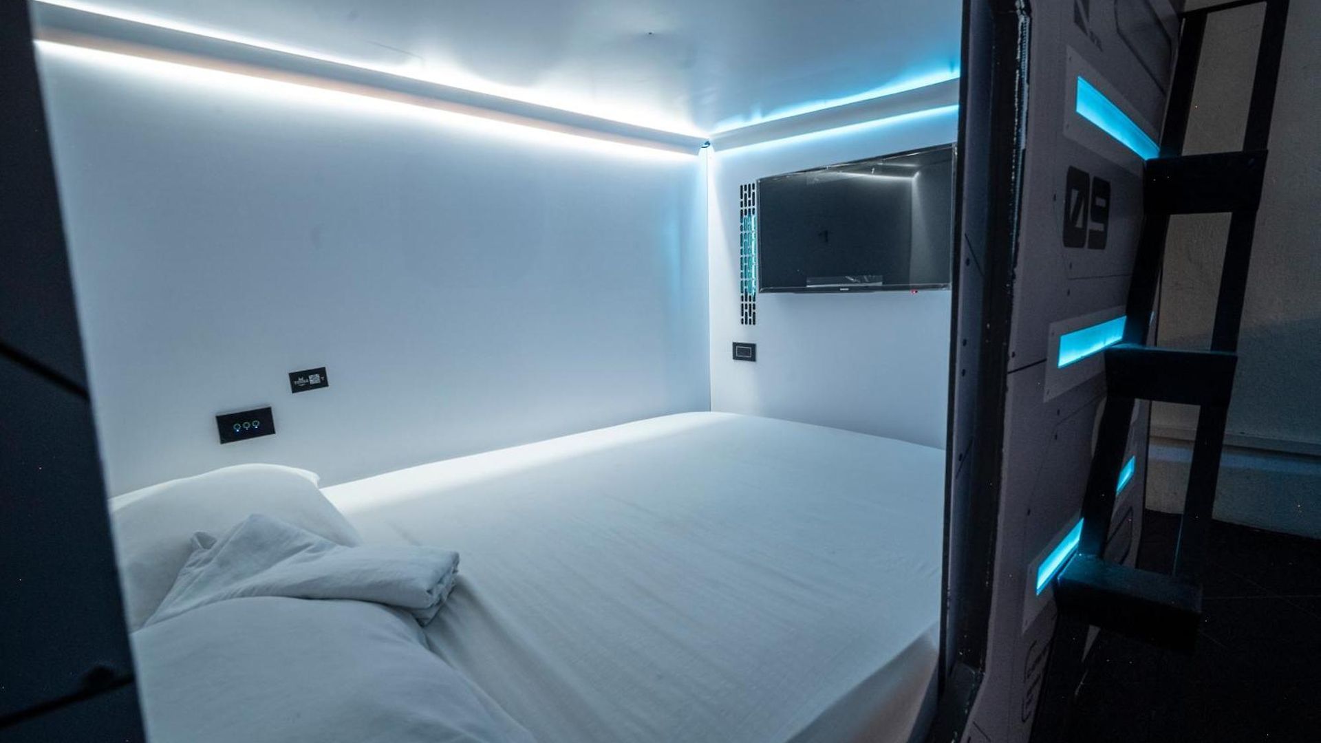 Capsule hotel Capsca *