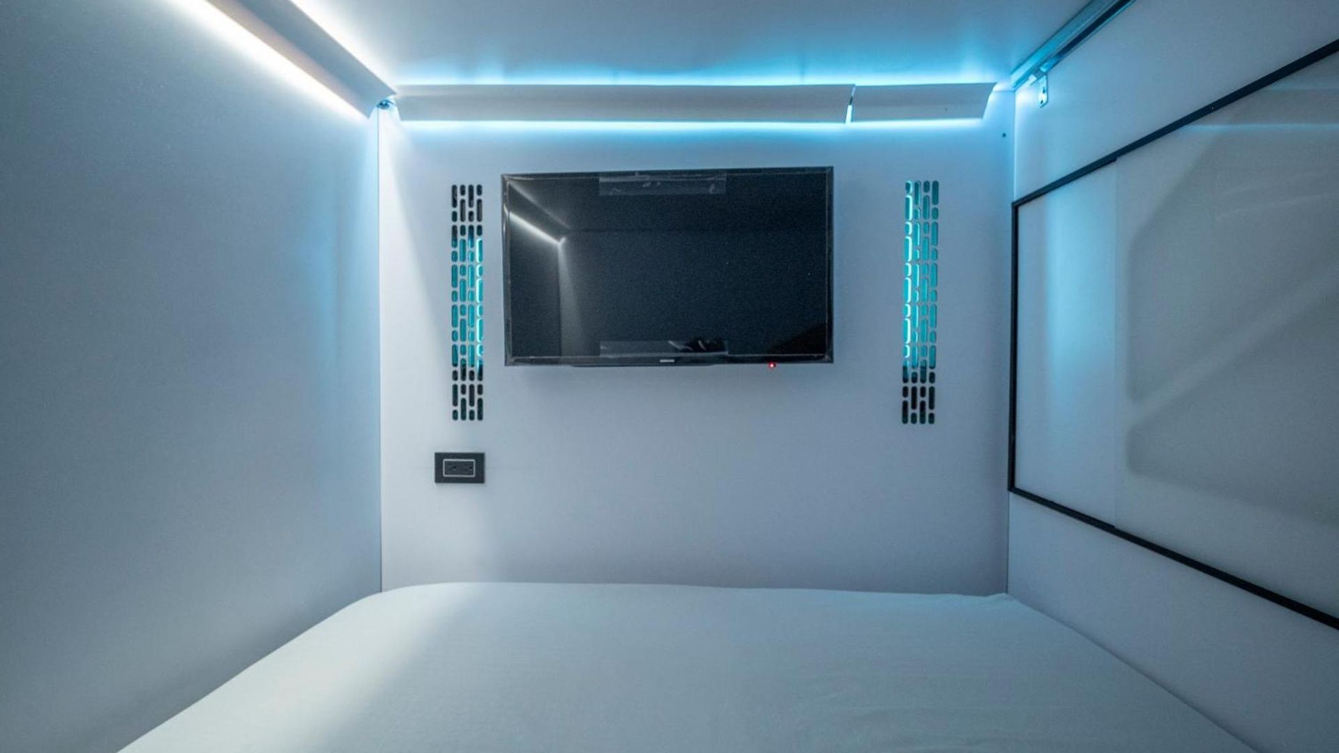 Capsca Capsule hotel *