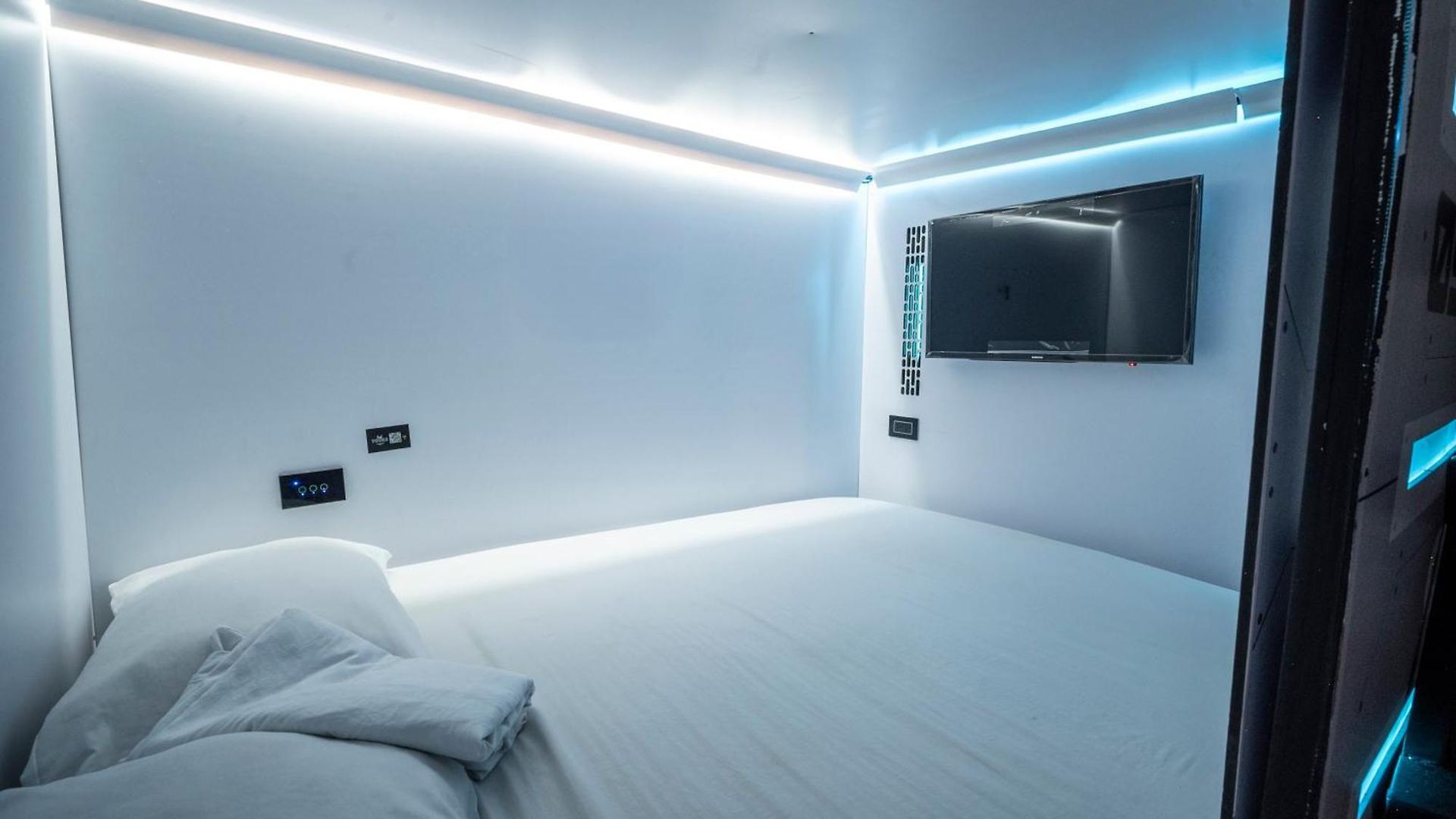 Capsca Capsule hotel *